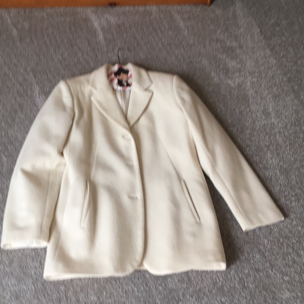 side pockets.  60 wool. 25 nylon. 10 cashmere.